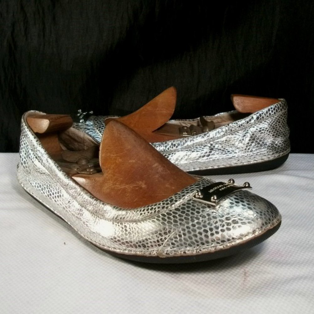 MICHAEL MICHAEL KORS METALLIC SILVER EMBOSS LEATHER LOGO BADGE BALLET FLATS 6.5M